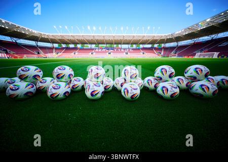 Genf, Deutschland. 04 juillet 2025. Mehrere offizielle Fu?b?lle liegen auf dem Spielfeld im stade de Gen?ve in Genf bereit. Euro féminin UEFA 2025 : d?nemark ? Schweden ; Genf, stade de Gen?ve AM 04.07.2025 crédit : dpa/Alamy Live News Banque D'Images