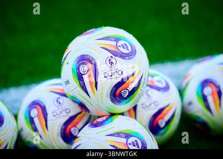 Genf, Deutschland. 04 juillet 2025. Mehrere offizielle Spielb?lle der UEFA Womens Euro 2025 liegen auf dem Spielfeld im stade de Gen?ve in Genf. UEFA Womens Euro 2025 : d?nemark ? Schweden ; Genf, stade de Gen?ve AM 04.07.2025 crédit : dpa/Alamy Live News Banque D'Images