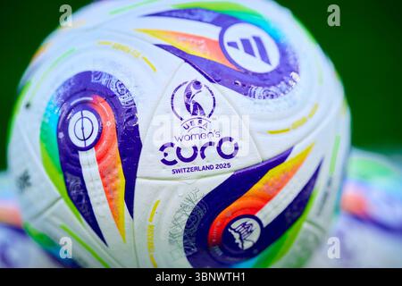 Genf, Deutschland. 04 juillet 2025. Nahaufnahme des offiziellen balls der UEFA Womens Euro 2025 in Genf im stade de Gen?ve. UEFA Womens Euro 2025 : d?nemark ? Schweden ; Genf, stade de Gen?ve AM 04.07.2025 crédit : dpa/Alamy Live News Banque D'Images