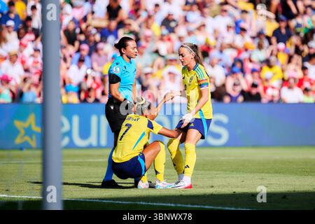 Genf, Deutschland. 04 juillet 2025. Spielerinnen der schwedischen Nationalmannschaft in gelben Trikots mit Schiedsrichter auf dem Spielfeld UEFA Womens Euro 2025 : d?nemark ? Schweden ; Genf, stade de Gen?ve AM 04.07.2025 crédit : dpa/Alamy Live News Banque D'Images