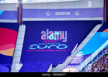 Genf, Deutschland. 04 juillet 2025. Gro?es UEFA Womens Euro 2025 Banner im Stadion stade de Gen?ve à Genf. UEFA Womens Euro 2025 : d?nemark ? Schweden ; Genf, stade de Gen?ve AM 04.07.2025 crédit : dpa/Alamy Live News Banque D'Images