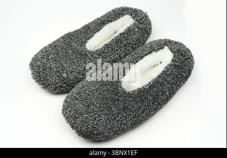 Paire de pantoufles d'hiver intérieures moelleuses et floues isolées sur fond blanc Banque D'Images