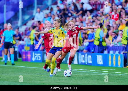 Genf, Deutschland. 04 juillet 2025. Zwei Spieler im Zweikampf um den Ball auf dem Spielfeld UEFA Womens Euro 2025 : d?nemark ? Schweden ; Genf, stade de Gen?ve AM 04.07.2025 crédit : dpa/Alamy Live News Banque D'Images