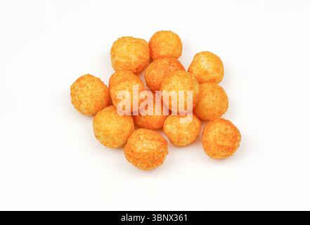 Pile de boules de millet organique. Collation bouffante orange isolée sur fond blanc Banque D'Images