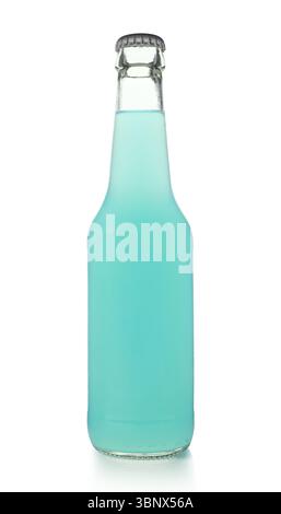 Jus liquide bleu clair dans une bouteille en verre vierge fermée isolé sur fond blanc Banque D'Images