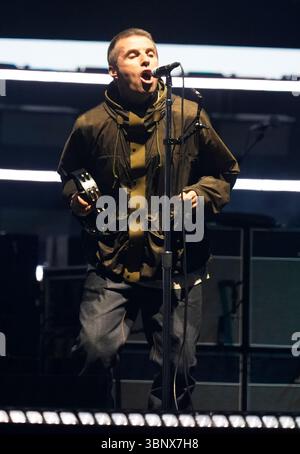 Cette photo est disponible uniquement pour un usage éditorial jusqu'au 4 juillet 2026 Liam Gallagher alors qu'Oasis monte sur scène au Principality Stadium de Cardiff, pour la tournée tant attendue du groupe au pays de Galles. Date de la photo : vendredi 4 juillet 2025. Banque D'Images