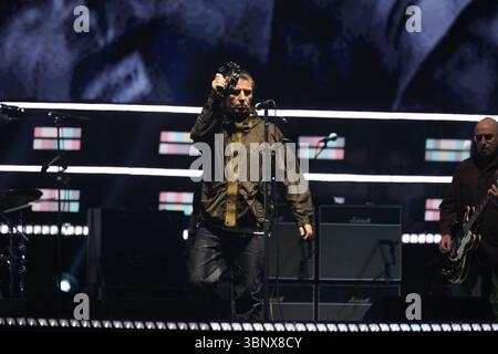 Cette photo est disponible uniquement pour un usage éditorial jusqu'au 4 juillet 2026 Liam Gallagher alors qu'Oasis monte sur scène au Principality Stadium de Cardiff, pour la tournée tant attendue du groupe au pays de Galles. Date de la photo : vendredi 4 juillet 2025. Banque D'Images