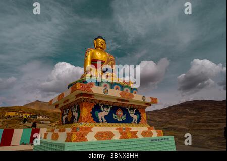 Statue de Bouddha dans le village de Langza, vallée de Spiti, surplombant les sommets himalayens, sérénité spirituelle, patrimoine tibétain, et des paysages de haute altitude. Banque D'Images