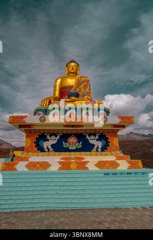 Statue de Bouddha dans le village de Langza, vallée de Spiti, surplombant les sommets himalayens, sérénité spirituelle, patrimoine tibétain, et des paysages de haute altitude. Banque D'Images