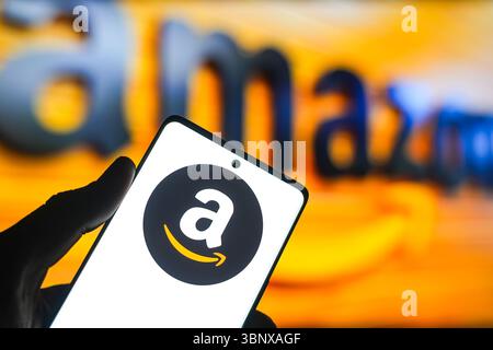 Ahmedabad, Gujarat, Inde. 4 juillet 2025. Dans cette illustration photo, le logo Amazon est bien visible sur l'écran d'un smartphone, avec la bannière du logo Amazon visible en arrière-plan. (Crédit image : © Saurabh Sirohiya/ZUMA Press Wire) USAGE ÉDITORIAL SEULEMENT ! Non destiné à UN USAGE commercial ! Banque D'Images