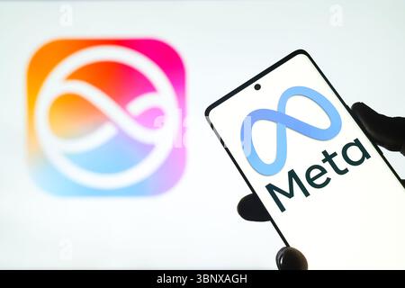 Ahmedabad, Gujarat, Inde. 4 juillet 2025. Dans cette illustration photo, le logo Meta est bien visible sur l'écran d'un smartphone, tandis que le logo Apple Siri apparaît en arrière-plan. (Crédit image : © Saurabh Sirohiya/ZUMA Press Wire) USAGE ÉDITORIAL SEULEMENT ! Non destiné à UN USAGE commercial ! Banque D'Images