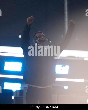 Cette photo est disponible uniquement pour un usage éditorial jusqu'au 4 juillet 2026 Liam Gallagher de l'Oasis monte sur scène au Principality Stadium de Cardiff, pour le début de la tournée tant attendue du groupe au pays de Galles. Date de la photo : vendredi 4 juillet 2025. Banque D'Images