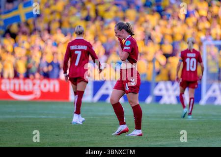 Genf, Deutschland. 04 juillet 2025. D?nische Spielerinnen auf dem Spielfeld vor gelbem Publikum in emotionaler Szene UEFA Womens Euro 2025 : d?nemark ? Schweden ; Genf, stade de Gen?ve AM 04.07.2025 crédit : dpa/Alamy Live News Banque D'Images