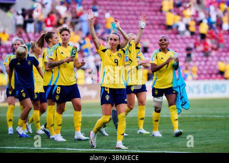 Genf, Deutschland. 04 juillet 2025. Mehrere Spielerinnen der schwedischen Nationalmannschaft feiern gemeinsam auf dem Spielfeld. UEFA Womens Euro 2025 : d?nemark ? Schweden ; Genf, stade de Gen?ve AM 04.07.2025 crédit : dpa/Alamy Live News Banque D'Images