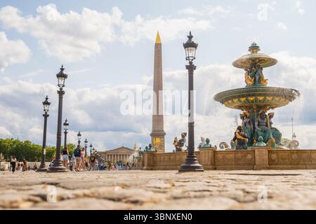 Paris, France - 15 juin 2025 : vue sur le célèbre obélisque de Louxor, les lampadaires et la Fontaine des mers (Fontaine de navigation maritime) sur la place Banque D'Images