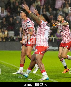 Owen Trout de Leigh Leopards (à gauche) célèbre avoir marqué le troisième essai de son équipe lors du match de Betfred Super League au Leigh Sports Village. Date de la photo : vendredi 4 juillet 2025. Banque D'Images