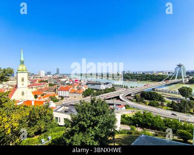 Vue de Bratislava, Slovaquie, de la colline du château avec la cathédrale San Martin et la plupart des ponts SNP et tour OVNI sur le Danube par une journée ensoleillée Banque D'Images