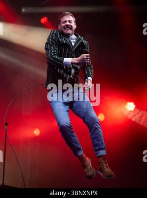 Édimbourg, Royaume-Uni. 04 juillet 2025. Ricky Wilson dans la bonne voix comme groupe de rock indépendant anglais, The Kaiser Chiefs, de Leeds jouer à une maison emballée aux concerts du château de 2025, Edinburgh Castle Esplanade, Édimbourg, Écosse, Royaume-Uni. Crédit : Ian Jacobs/Alamy Live News Banque D'Images