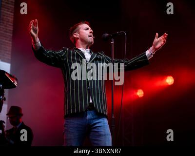 Édimbourg, Royaume-Uni. 04 juillet 2025. Ricky Wilson dans la bonne voix comme groupe de rock indépendant anglais, The Kaiser Chiefs, de Leeds jouer à une maison emballée aux concerts du château de 2025, Edinburgh Castle Esplanade, Édimbourg, Écosse, Royaume-Uni. Crédit : Ian Jacobs/Alamy Live News Banque D'Images
