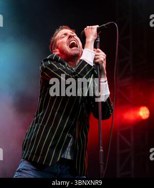Édimbourg, Royaume-Uni. 04 juillet 2025. Ricky Wilson dans la bonne voix comme groupe de rock indépendant anglais, The Kaiser Chiefs, de Leeds jouer à une maison emballée aux concerts du château de 2025, Edinburgh Castle Esplanade, Édimbourg, Écosse, Royaume-Uni. Crédit : Ian Jacobs/Alamy Live News Banque D'Images