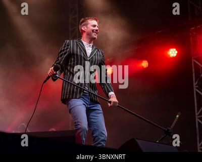 Édimbourg, Royaume-Uni. 04 juillet 2025. Ricky Wilson dans la bonne voix comme groupe de rock indépendant anglais, The Kaiser Chiefs, de Leeds jouer à une maison emballée aux concerts du château de 2025, Edinburgh Castle Esplanade, Édimbourg, Écosse, Royaume-Uni. Crédit : Ian Jacobs/Alamy Live News Banque D'Images