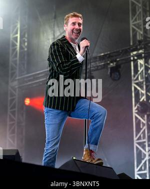 Édimbourg, Royaume-Uni. 04 juillet 2025. Ricky Wilson dans la bonne voix comme groupe de rock indépendant anglais, The Kaiser Chiefs, de Leeds jouer à une maison emballée aux concerts du château de 2025, Edinburgh Castle Esplanade, Édimbourg, Écosse, Royaume-Uni. Crédit : Ian Jacobs/Alamy Live News Banque D'Images