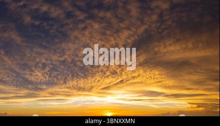 Nuages orange et jaune colorés lumineux à l'horizon. Magnifique paysage de ciel de coucher de soleil Banque D'Images