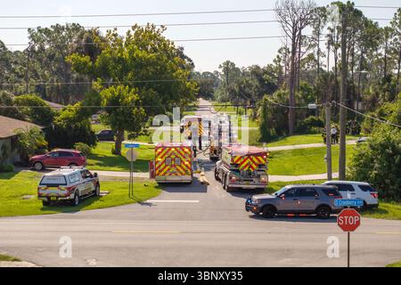 Premiers intervenants enquêtant sur les risques d'incendie dans une maison privée. Le personnel des services d'urgence réagit à l'accident de monoxyde de carbone sur une résidence en Floride Banque D'Images