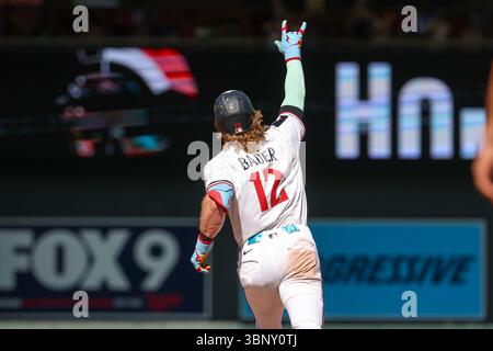 Minneapolis, MN États-Unis : Harrison Bader #12 des Twins du Minnesota célèbre une course homer en solo en cinquième manche lors d'un match de baseball MLB au Target Field à Minneapolis, MN le 4 juillet 2025. (Steven Garcia-image du sport) Banque D'Images