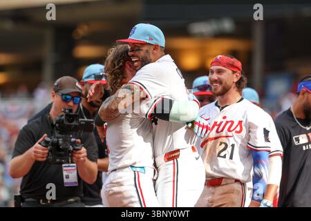 Minneapolis, MN États-Unis : Harrison Bader #12 des Twins du Minnesota embrasse Carlos Correa #4 des Twins du Minnesota lors d'un run solo à la neuvième manche lors d'un match de baseball MLB au Target Field à Minneapolis, MN le 4 juillet 2025. (Steven Garcia-image du sport) Banque D'Images