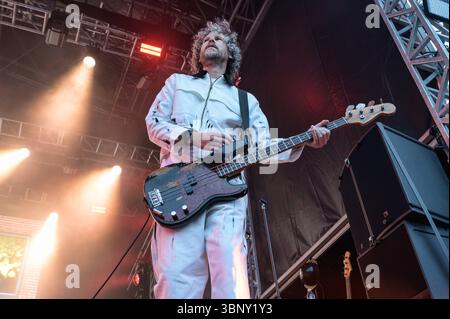 Édimbourg, Royaume-Uni. 04 juillet 2025. Simon Rex du groupe de rock indépendant The Kaiser Chiefs se produit sur scène au château d'Édimbourg. The Castle concerts est un événement annuel organisé chaque année au château d'Édimbourg, en Écosse. Parmi les anciens interprètes, on compte The Who, Paul Weller et Tom Jones. Crédit : SOPA images Limited/Alamy Live News Banque D'Images