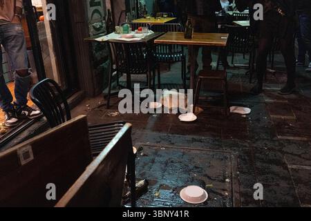 Melbourne, Australie. 04 juillet 2025. La nourriture que les manifestants ont jetée est vue par terre. Un restaurant de Melbourne, « Miznon », lié à un groupe humanitaire israélien, devient une scène de crime alors que les manifestants renversent des tables, brisent des assiettes, des bouteilles et du verre. de nombreux manifestants ont été arrêtés. Crédit : SOPA images Limited/Alamy Live News Banque D'Images