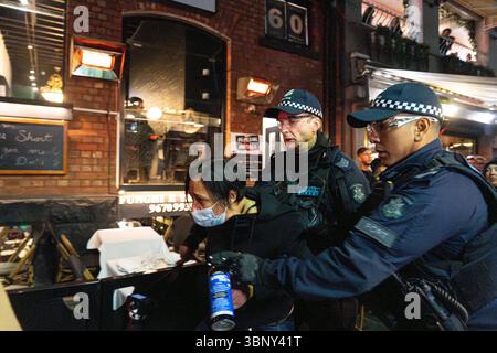 Melbourne, Australie. 04 juillet 2025. Un manifestant est expulsé par la police. Un restaurant de Melbourne, « Miznon », lié à un groupe humanitaire israélien, devient une scène de crime alors que les manifestants renversent des tables, brisent des assiettes, des bouteilles et du verre. de nombreux manifestants ont été arrêtés. Crédit : SOPA images Limited/Alamy Live News Banque D'Images