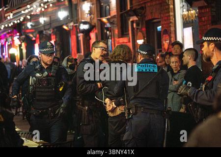 Melbourne, Australie. 04 juillet 2025. Un manifestant est arrêté par des policiers. Un restaurant de Melbourne, « Miznon », lié à un groupe humanitaire israélien, devient une scène de crime alors que les manifestants renversent des tables, brisent des assiettes, des bouteilles et du verre. de nombreux manifestants ont été arrêtés. Crédit : SOPA images Limited/Alamy Live News Banque D'Images