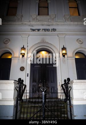 Melbourne, Australie. 04 juillet 2025. Une vue d'une entrée endommagée de East Melbourne Hebrew Congregation. La police a déclaré une scène de crime après une tentative présumée d'incendie criminel à East Melbourne Hebrew Congregation. Alors que les portes avant ont subi des brûlures extérieures, personne n'a été blessé dans l'attaque. La police de Victoria cherche à obtenir de plus amples renseignements sur l'incident. Crédit : SOPA images Limited/Alamy Live News Banque D'Images