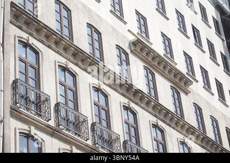 turquie istanbul 10 juin 2025. Balcons ornés sur un bâtiment historique Banque D'Images