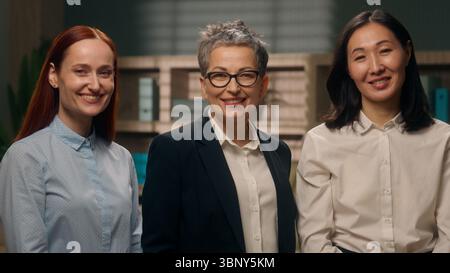 Portrait de bureau de femmes multinationales regardant la caméra souriant collègues réussis travailleurs femmes femmes hommes d'affaires d'intérieur professionnel d'affaires Banque D'Images
