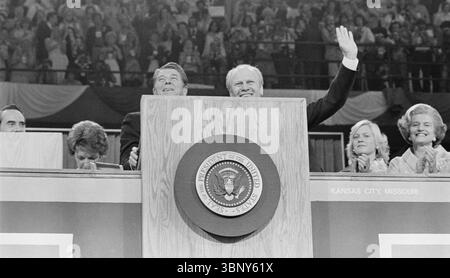 Le président Gerald Ford et l'ancien gouverneur de Californie Ronald Reagan se tiennent ensemble sur le podium lors de la Convention nationale républicaine à Kansas City, Missouri, le 19 août 1976. Le moment a suivi une saison primaire durement disputée, avec Ford remportant la nomination et Reagan offrant un soutien public pour l'unité du parti. Banque D'Images