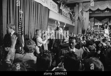 Le président Gerald Ford lève les armes pour saluer une foule de partisans enthousiastes après le premier débat présidentiel avec le challenger démocrate Jimmy carter à Philadelphie, en Pennsylvanie, le 23 septembre 1976. Les débats de 1976 ont été les premiers depuis 1960 et ont joué un rôle crucial dans la formation de l'opinion publique lors d'une élection très disputée. Banque D'Images