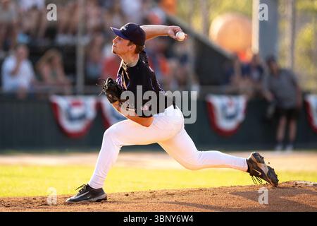 Newport, Rhode Island, États-Unis. 4 juillet 2025. Keene Swamp Bats Kyle Peters (17) lance contre les Newport Gulls. (Crédit image : © Camden Hall/ZUMA Press Wire) USAGE ÉDITORIAL SEULEMENT ! Non destiné à UN USAGE commercial ! Banque D'Images