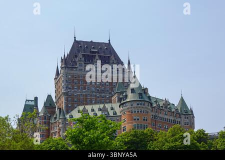 Majestueux hôtel Château Frontenac avec des tourelles emblématiques et des toits de cuivre dans un ciel bleu Banque D'Images