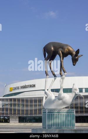 Élégante sculpture de cerf en bronze debout sur un piédestal blanc contre un ciel bleu clair Banque D'Images