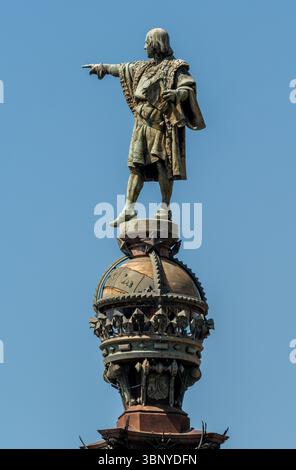 Gros plan de la statue en bronze de l'explorateur Christophe Colomb sur la colonne historique du Mirador de Colom contre un ciel bleu clair à Barcelone, en Espagne. Banque D'Images