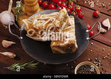 Food Still-Life, Un plateau présentant des viandes liées magnifiquement agencées, garnies d'herbes fraîches et d'épices, évoquant un sens de la tradition culinaire et Banque D'Images