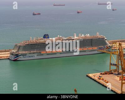 Un navire de classe Excel P&O Cruises, amarré au terminal de croisière dans le port de Barcelone, en Espagne, par une journée ensoleillée. Banque D'Images