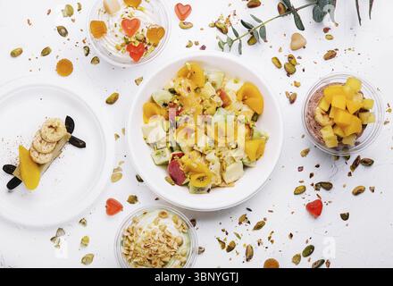 Nature morte, assiette de salade de fruits frais et crème glacée avec gelée et noix Banque D'Images
