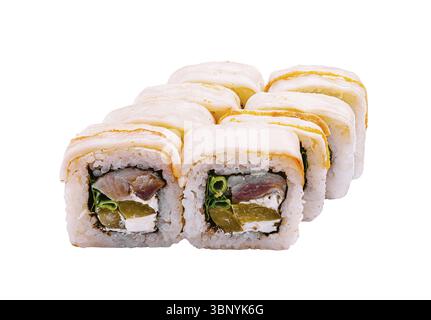 Des natures mortes de nourriture, des rouleaux de sushi colorés, avec du poisson et des légumes frais, sont agencés avec art sur un fond blanc. La variété des textures ajoute Banque D'Images