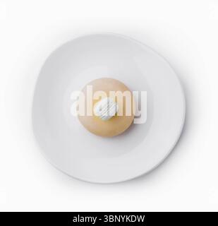 Gâteau mousse jaune décoré de macarons blancs Banque D'Images