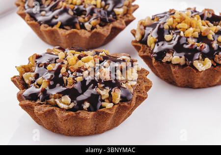 Natures mortes, mini tartelettes à la crème au chocolat et aux noix Banque D'Images