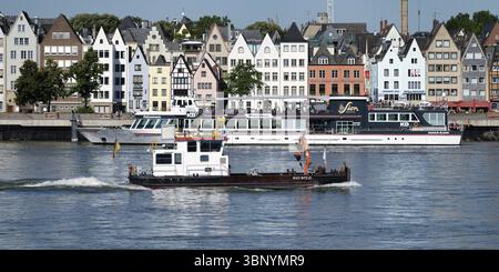 Cologne, Allemagne juin 25 2024 : le navire de sécurité routière et la couche de bouées Rheinfels naviguent en aval sur le Rhin devant la vieille ville de Cologne Banque D'Images